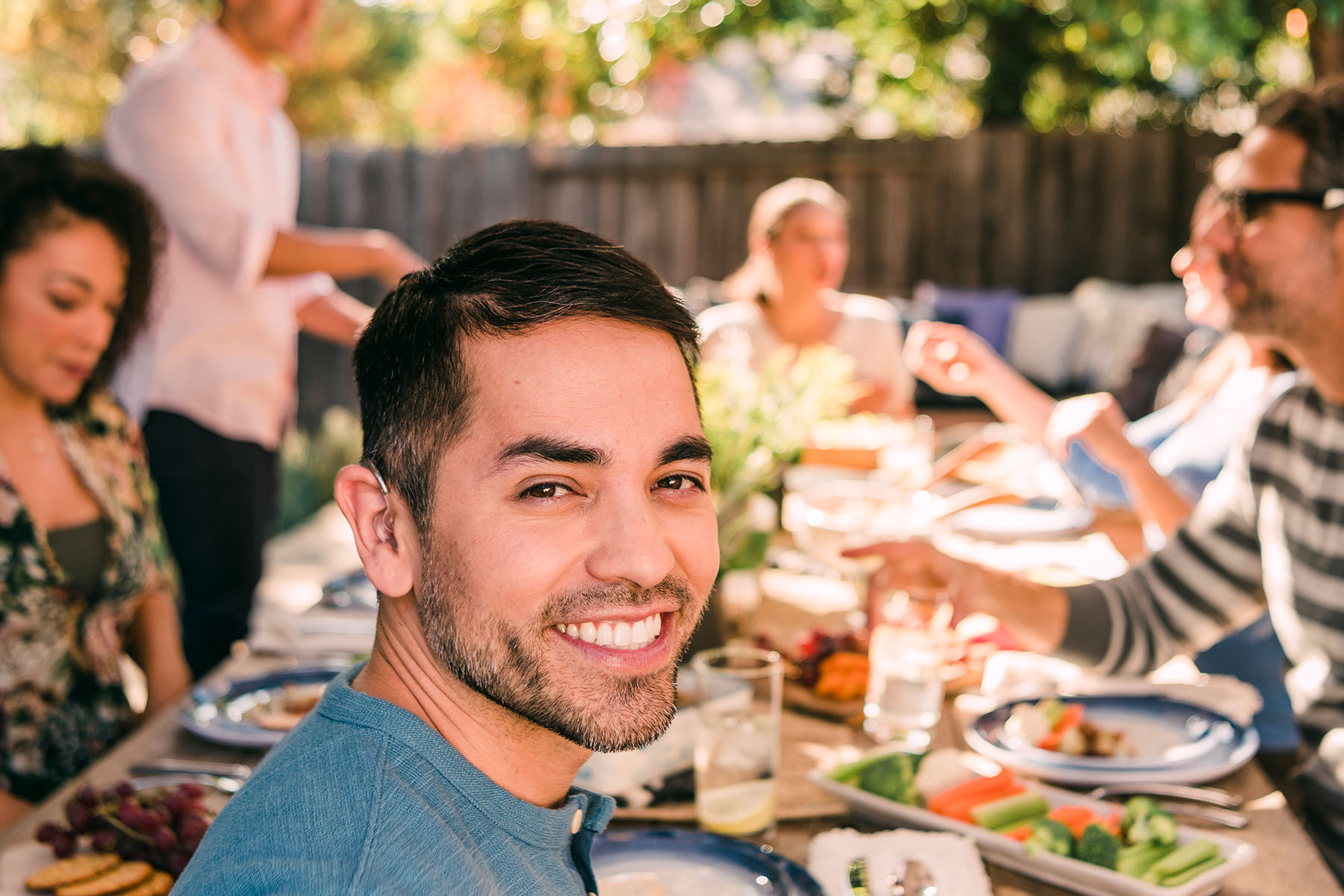 beltone_boostultra_man_at_dinner_table